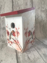 Load image into Gallery viewer, Robin bird box red roof