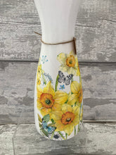 Load image into Gallery viewer, Daffodil vase