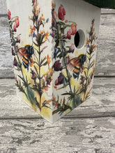 Load image into Gallery viewer, Bee bird box