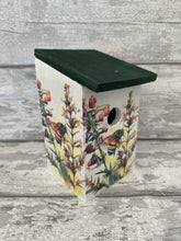 Load image into Gallery viewer, Bee bird box