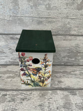 Load image into Gallery viewer, Bee bird box
