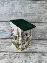Load image into Gallery viewer, Bee bird box
