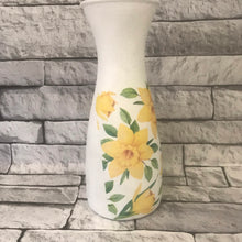 Load image into Gallery viewer, Multi daffodil vase
