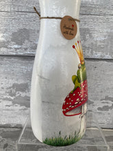 Load image into Gallery viewer, Frog  vase
