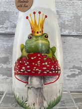 Load image into Gallery viewer, Frog  vase

