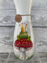 Load image into Gallery viewer, Frog  vase
