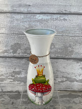 Load image into Gallery viewer, Frog  vase
