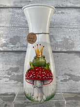 Load image into Gallery viewer, Frog  vase
